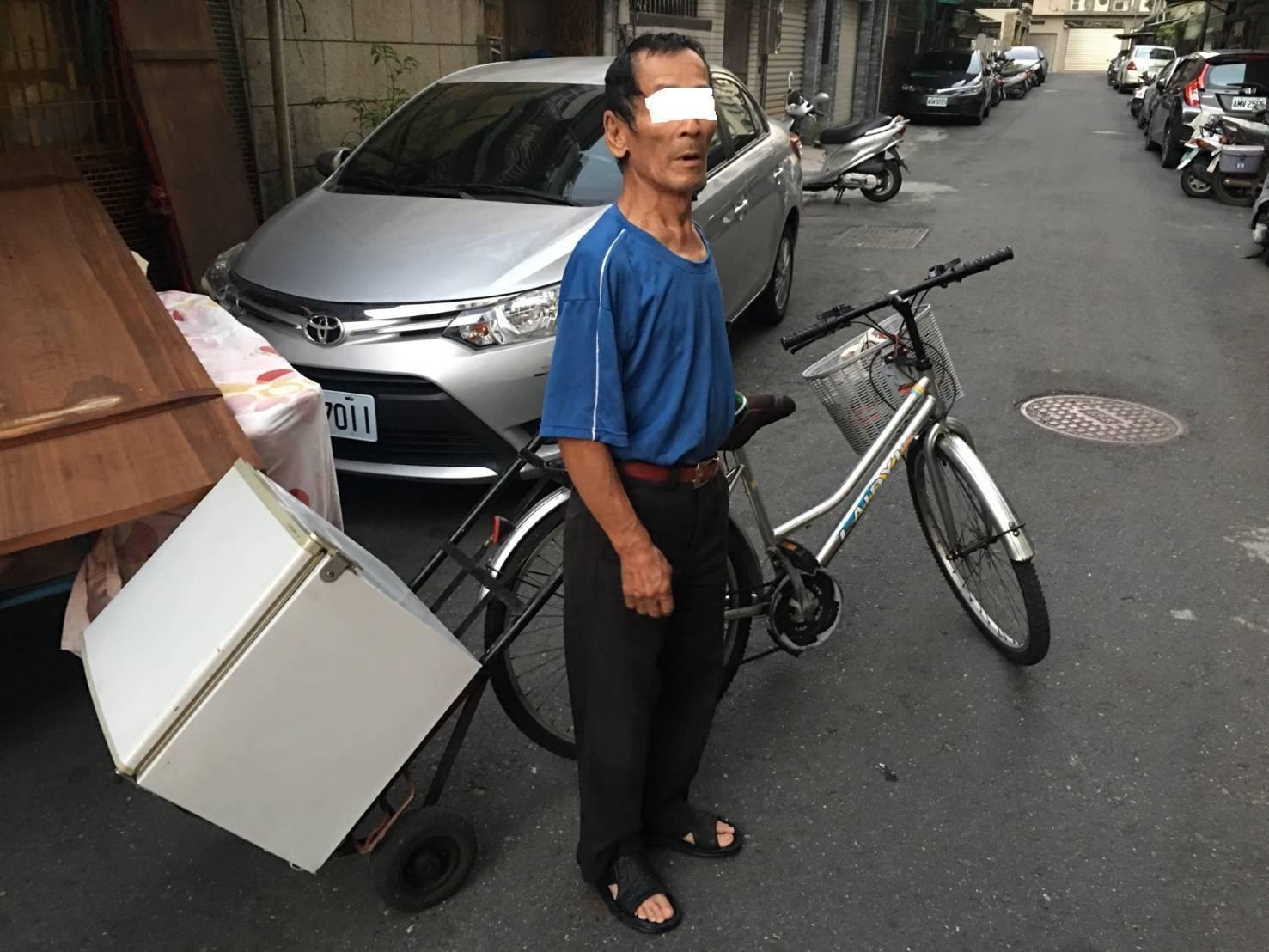 不識字的陳男誤將出售物品當成廢棄物搬走。(警方提供)