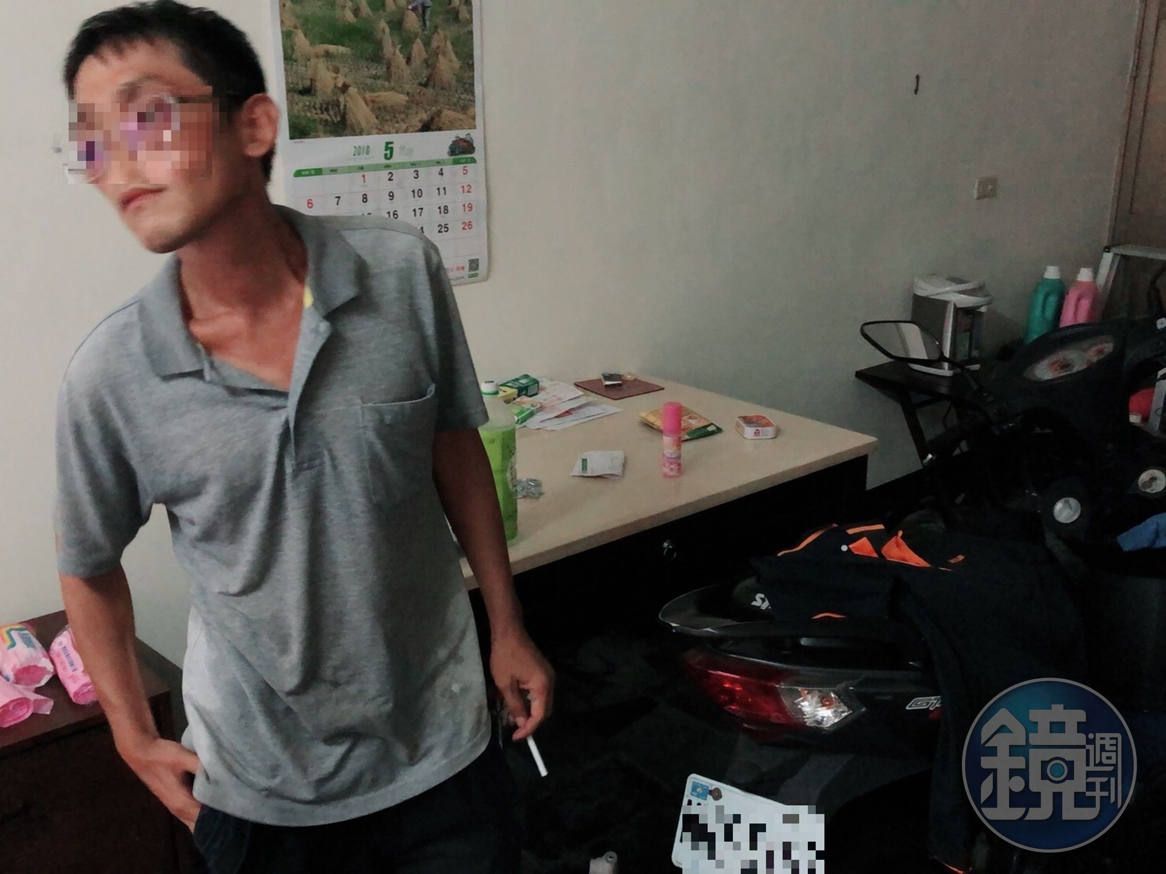 警方於搜索黃嫌住處時，還查扣吸食毒品用的玻璃球乙支，警方採集尿液另案偵訊後移送。