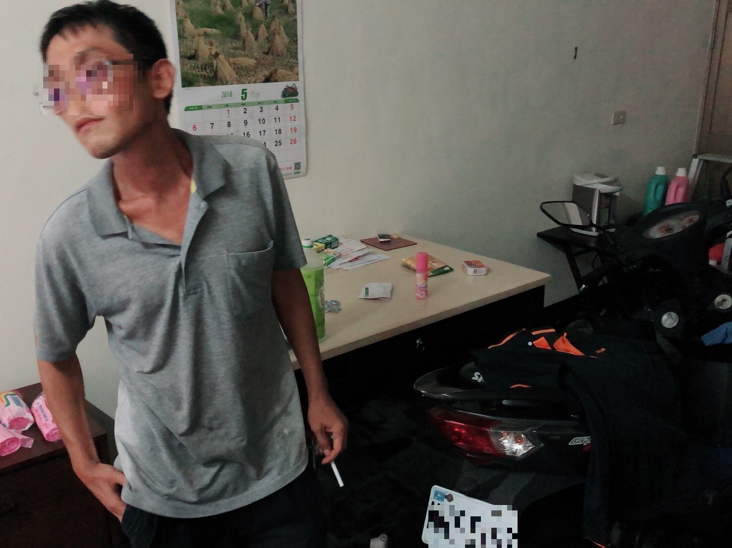 警方於搜索黃嫌住處時，還查扣吸食毒品用的玻璃球乙支，警方採集尿液另案偵訊後移送。