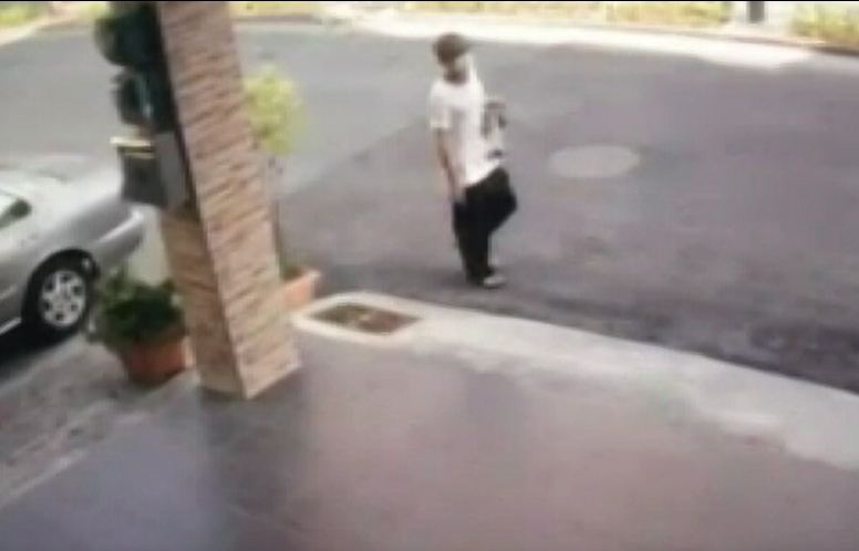 竊嫌在逃離現場時順手偷了另一位婦人的格子襯衫變裝。(警方提供)