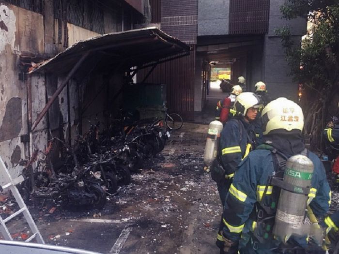 台北市萬華區台灣銀行員工宿舍機車停車棚疑遭縱火，8輛機車燒的只剩骨架。（翻攝畫面）