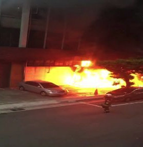 火勢一度危及台銀研究中心三樓員工宿舍。（翻攝畫面）