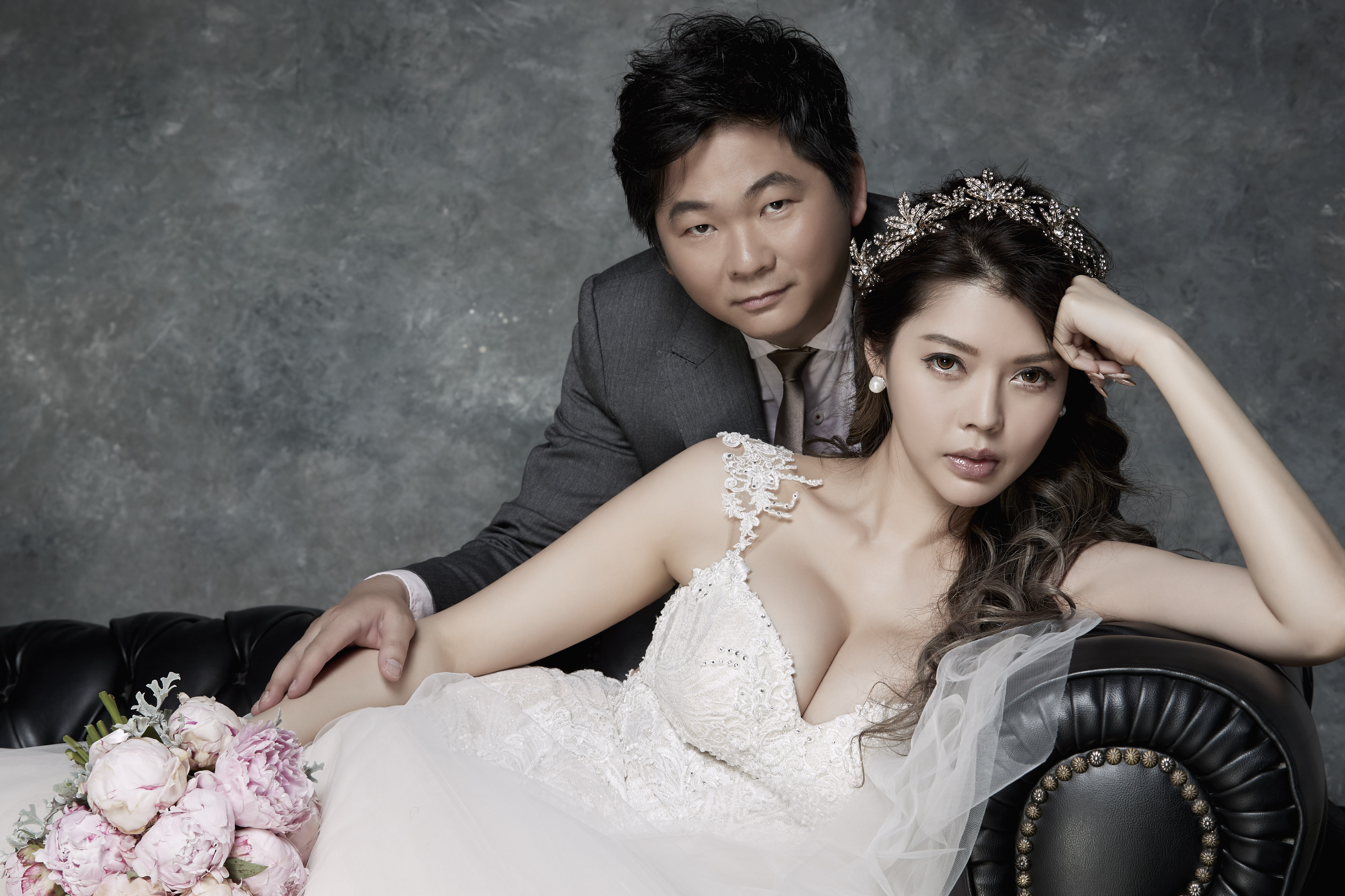 名模殷琦（前）去年6月嫁給擁有10億身家的台中高明精機總經理張仕育。（伊林娛樂提供）