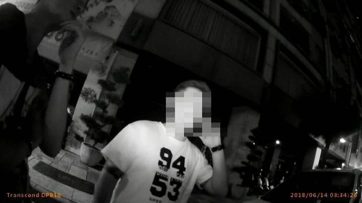 黃男(右)酒駕遭逮,其程姓友人(左)不斷干擾警方酒測。(警方提供)