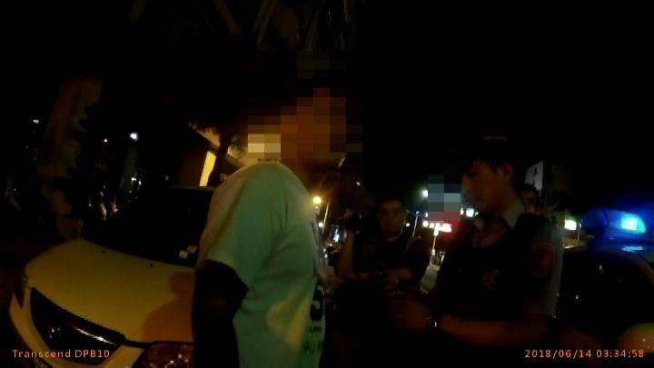 黃男最後仍被警方上銬帶回。（警方提供）
