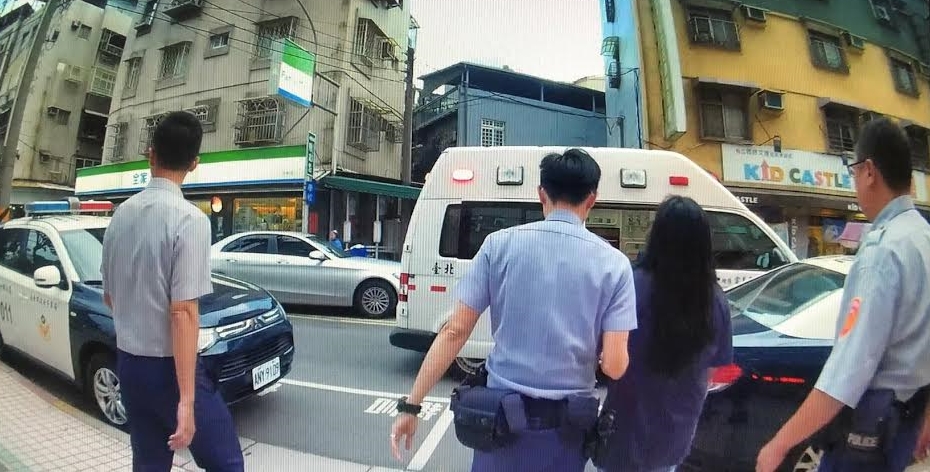 警消人員苦勸，女子才願意配合送醫。（翻攝畫面）