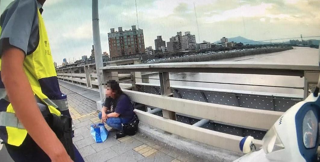 一名喃喃自語要找「離世老友」的女子蹲坐士林百齡橋橋頭。（翻攝畫面）