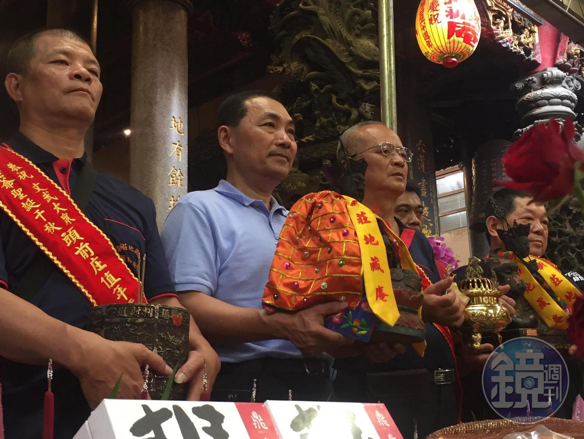 侯友宜參加大眾廟祭典,為大眾爺迎神上轎。