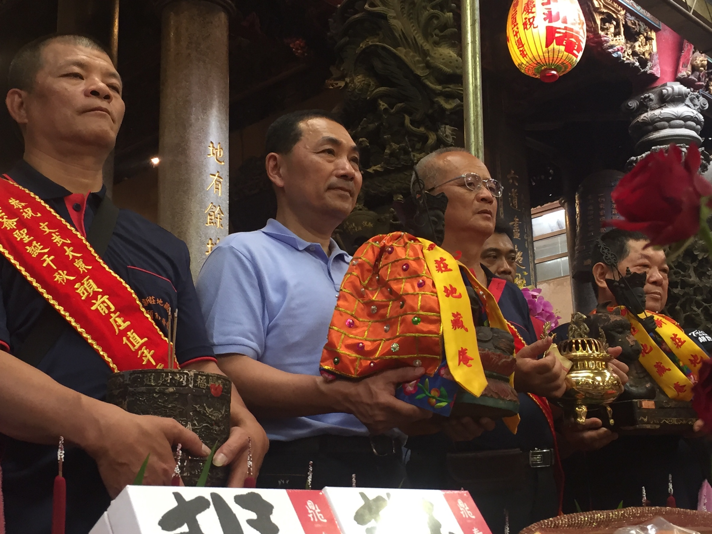 侯友宜參加大眾廟祭典，為大眾爺迎神上轎。