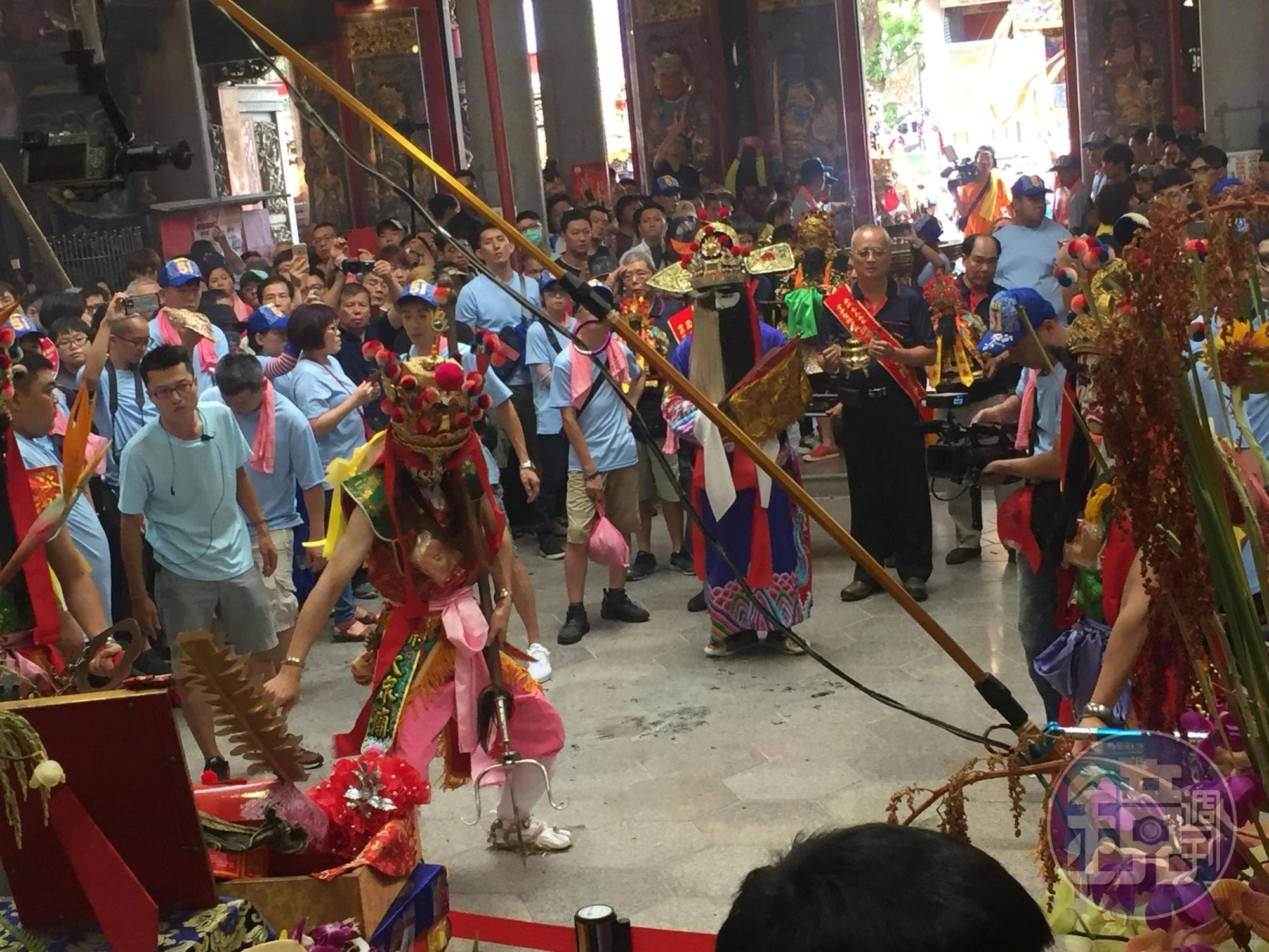 大眾廟今日的祭典以迎神喊班開始。