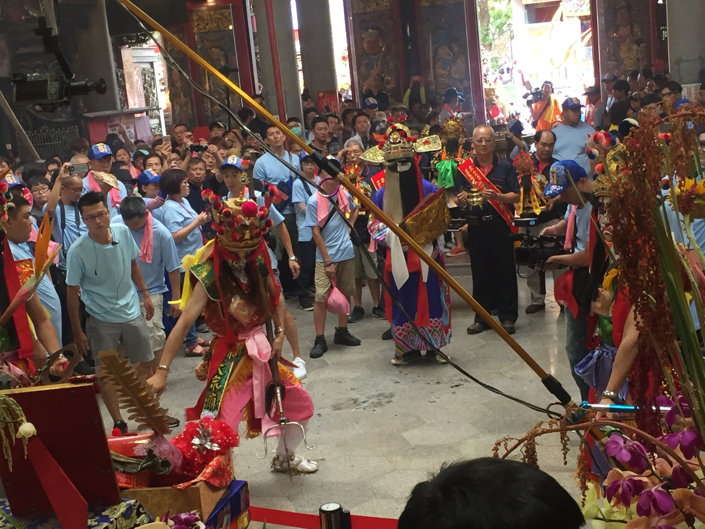 大眾廟今日的祭典以迎神喊班開始。