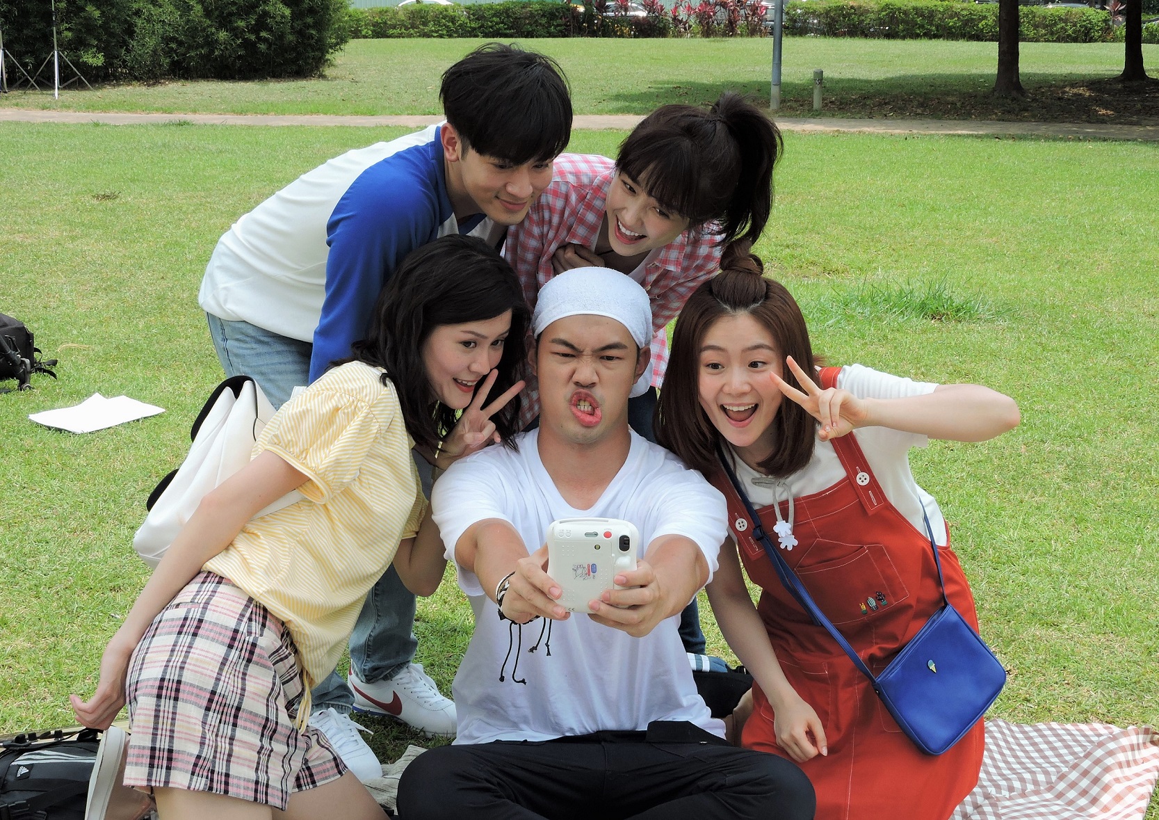  邵雨薇、吳思賢、陳大天、李婕、楊小黎邊野餐邊玩自拍，青春極了  。（東森提供）