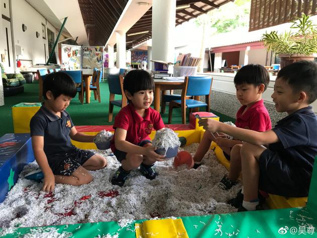 Max與其他同學相處融洽。（翻攝吳尊微博）