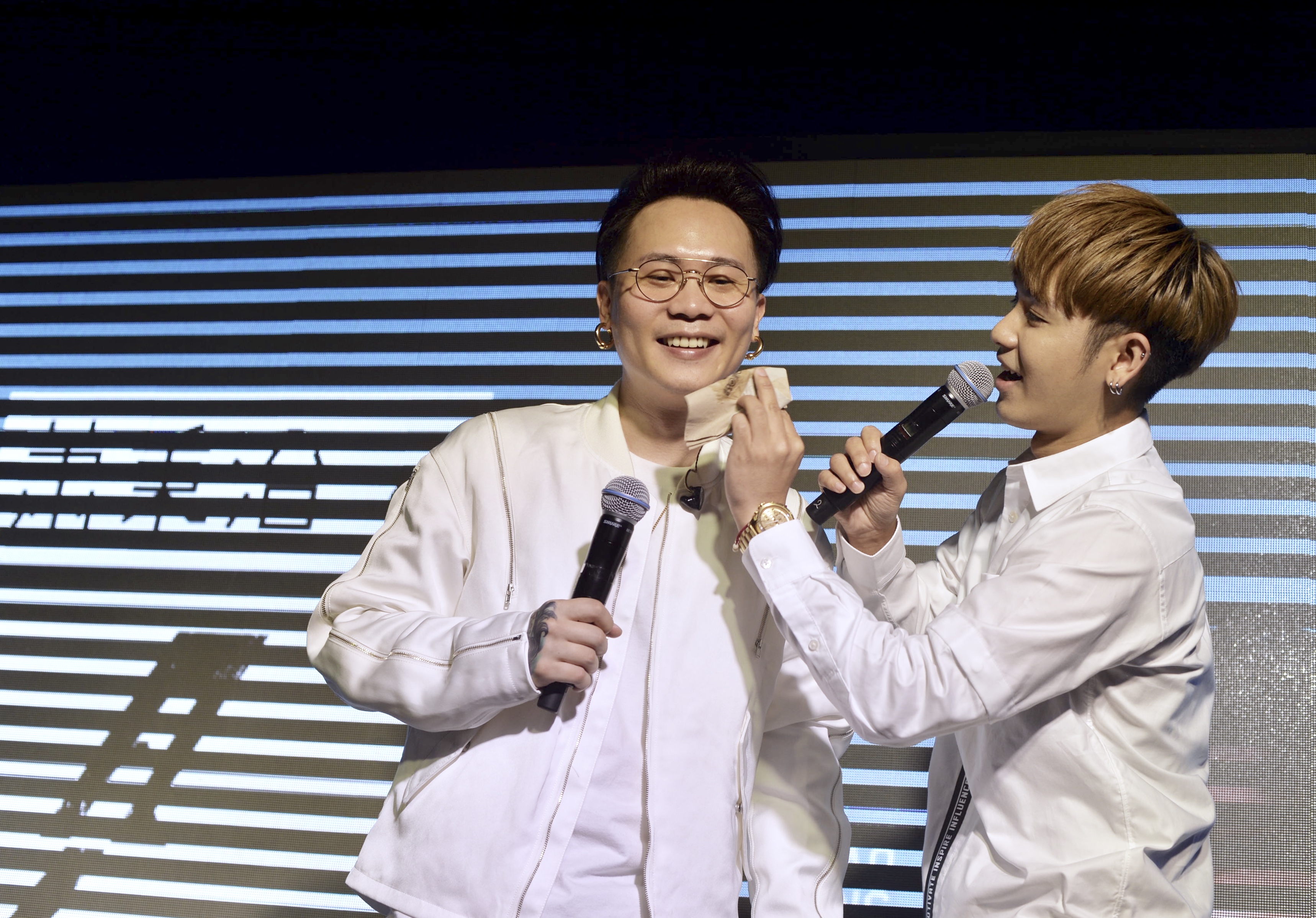 蕭秉治在成都舉辦專輯分享會，鼓鼓以經紀人之姿站台力挺，還擦汗展現貼心。（相信音樂提供）