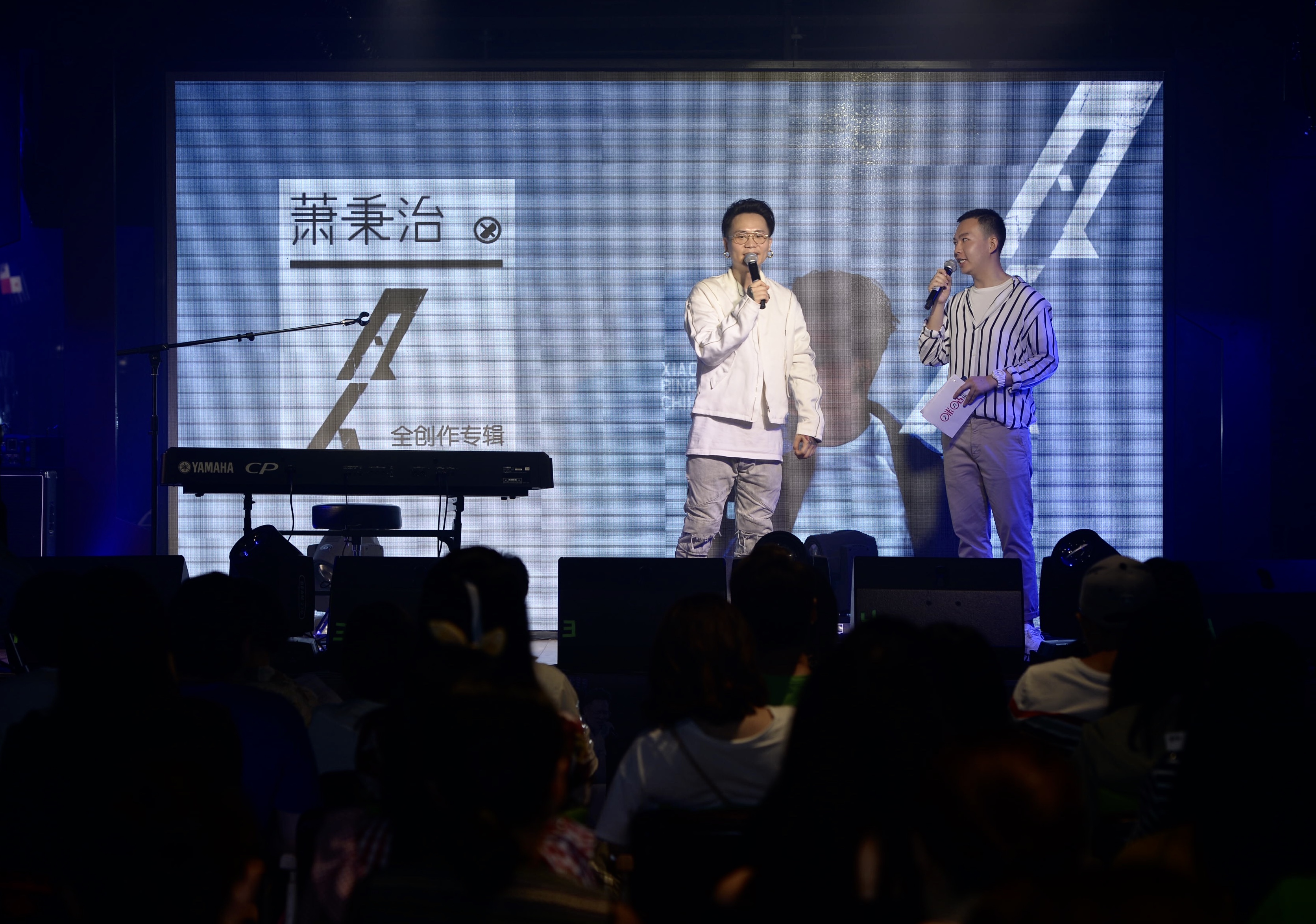 久未與歌迷近距離接觸的蕭秉治自彈自唱展現歌唱實力。（相信音樂提供）