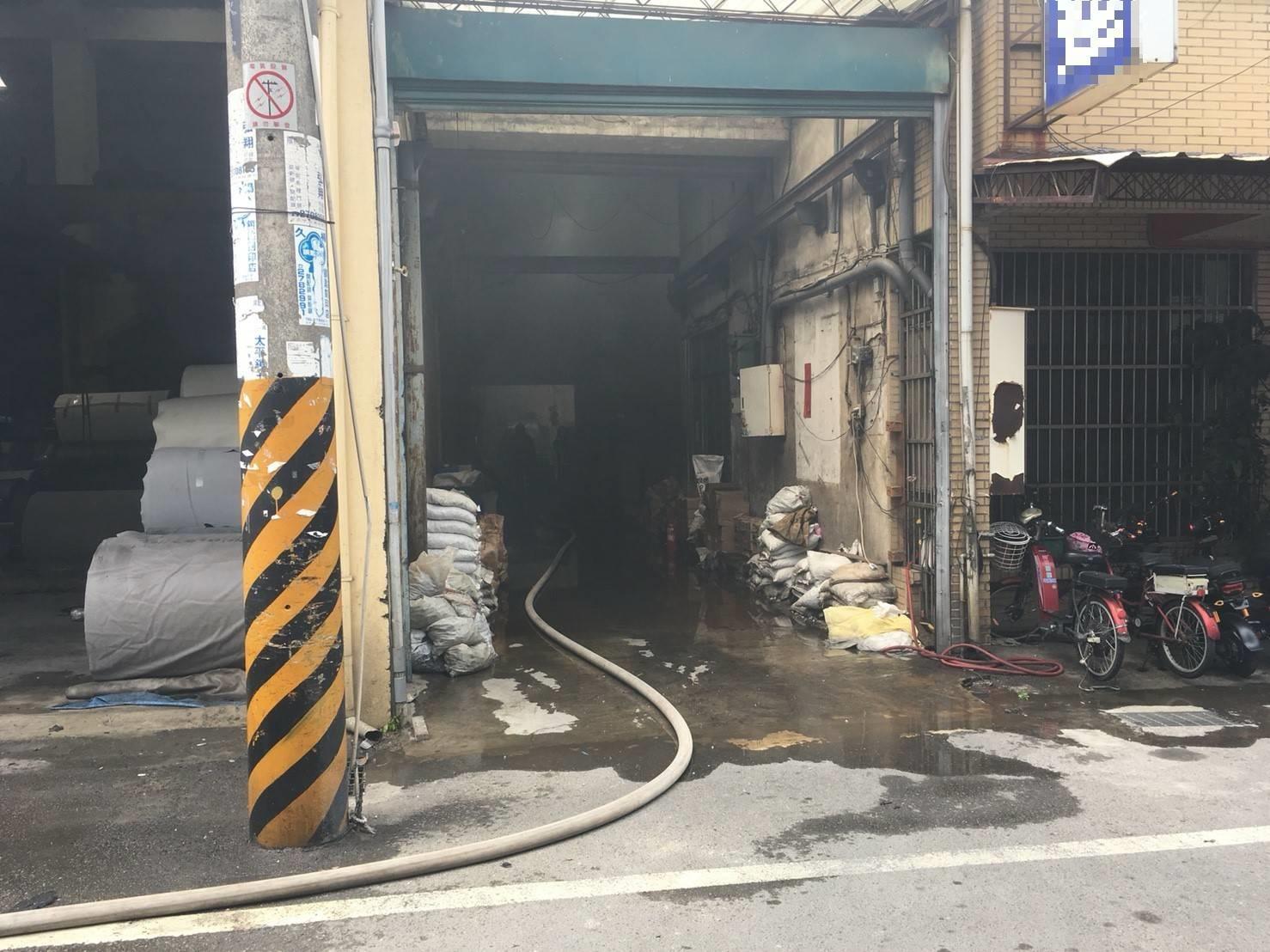 消防人員強力灌救,約半小時撲滅大火。(消防局提供)