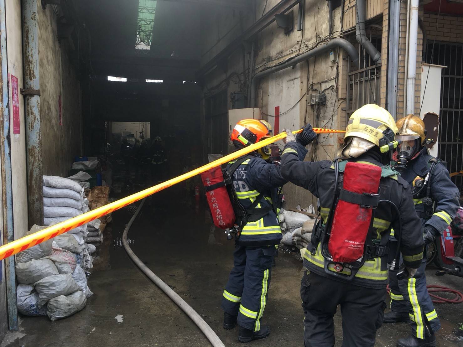 清理火場時，在宿舍區發現一具焦屍。（消防局提供）