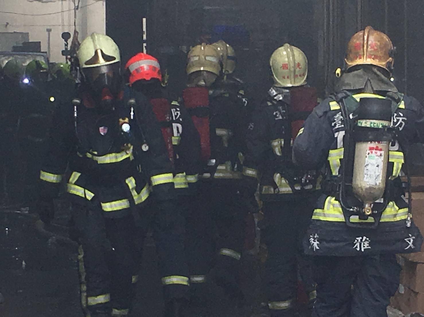 消防局動員16車、49人前往灌救。（消防局提供）