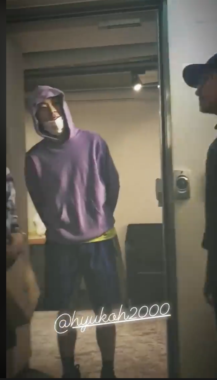 吳赫(中)日前去觀賞台灣樂團落日飛車在首爾的表演,還到後台與團員相見歡。(翻攝自影片)