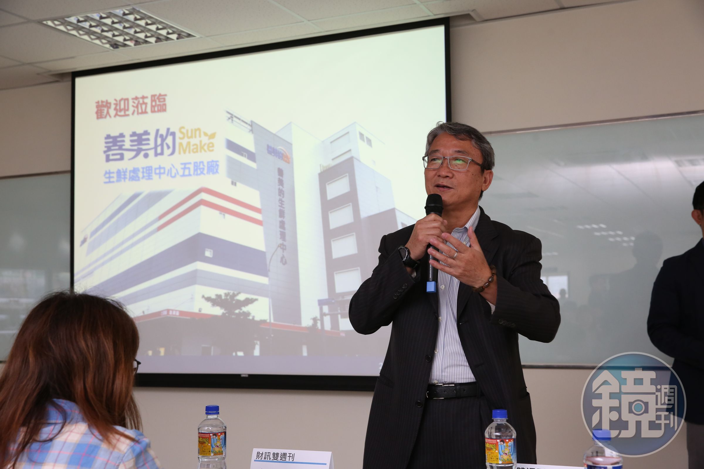 謝健南現身五股生鮮處理中心，說明生鮮廠的主要業務。