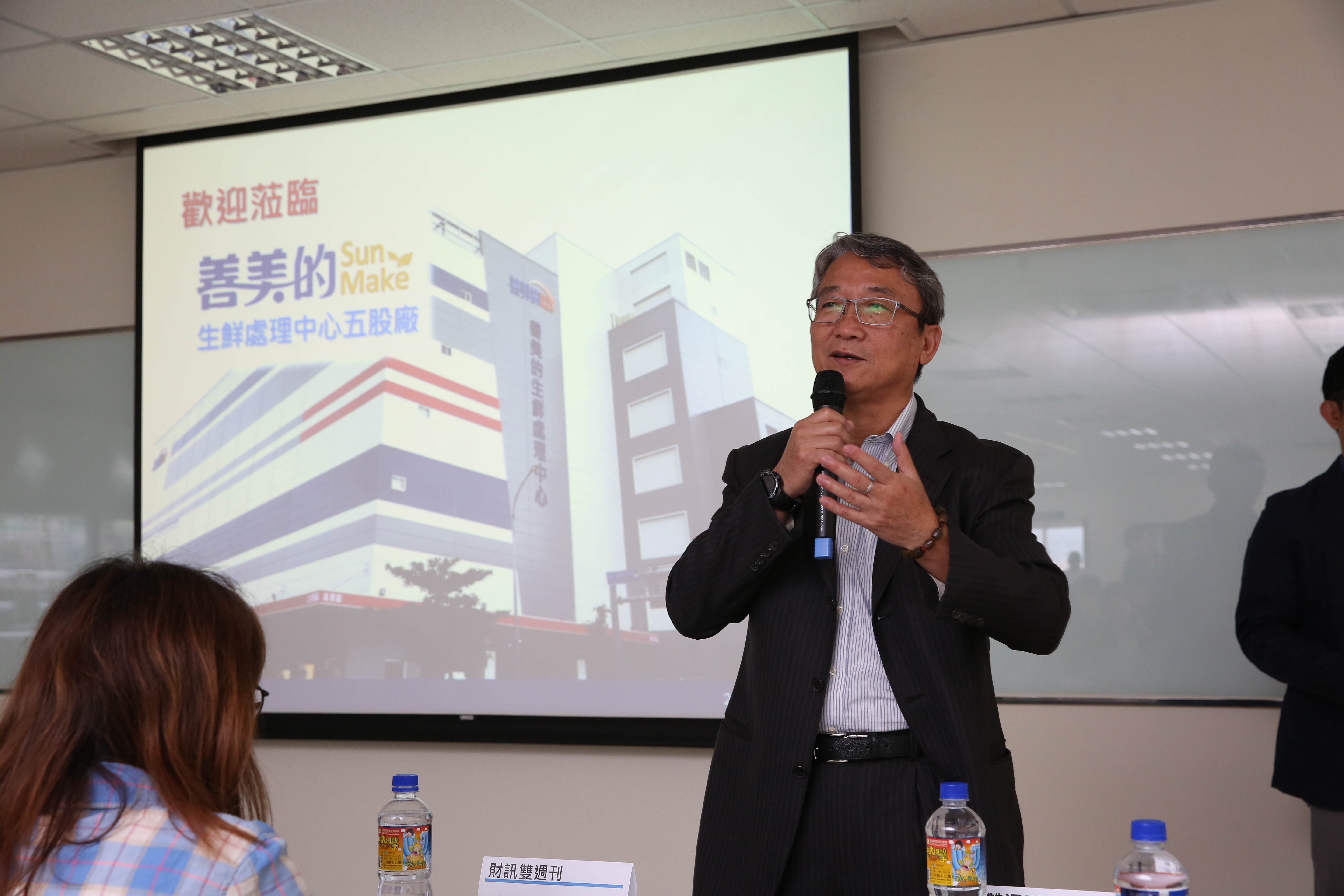 謝健南現身五股生鮮處理中心，說明生鮮廠的主要業務。
