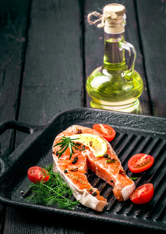 人體無法自行合成Omega-3 和Omega-6,必須從食物中攝取;若長期缺乏或攝取比例失衡,會易使得身體發炎、過敏,罹患心血管疾病風險增加。
