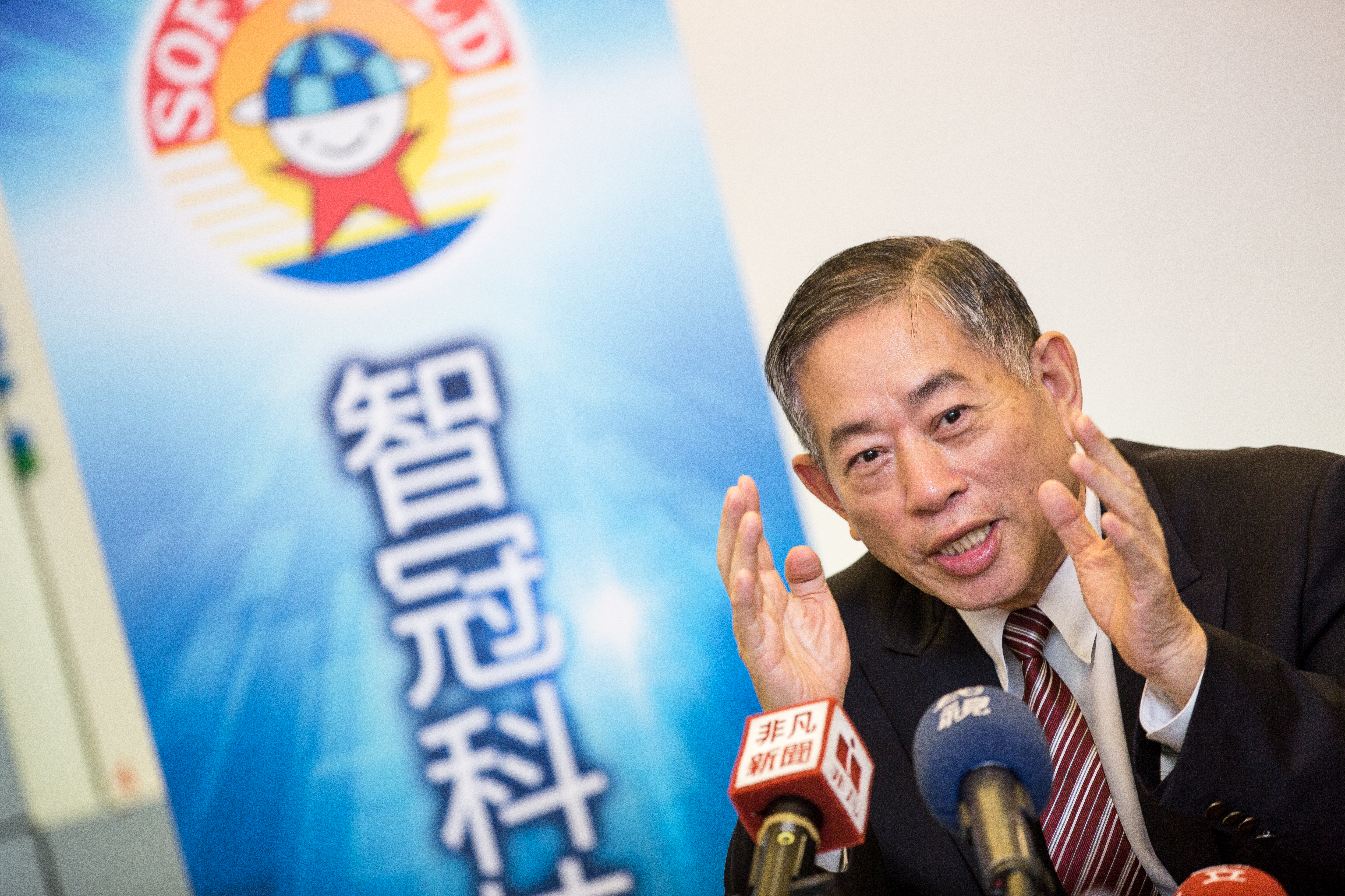 股東會結束後，智冠董事長王俊博特別從高雄趕回台北開記者會，坦言3個月來就像打了一場仗。