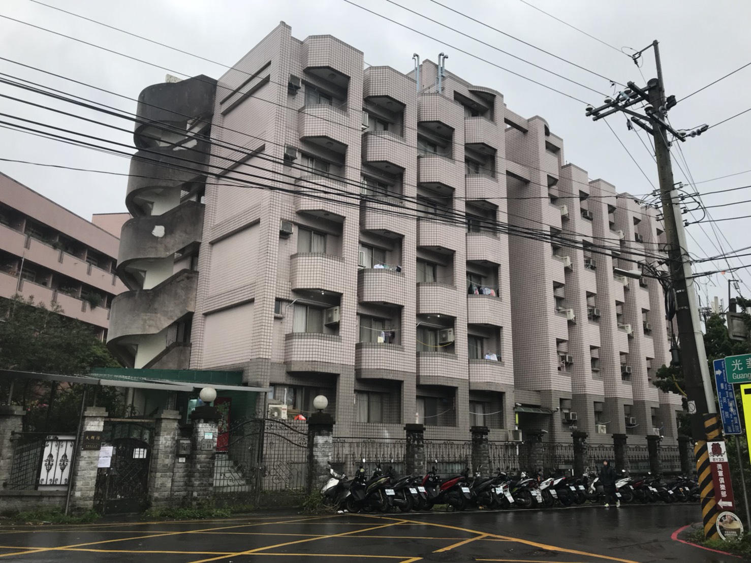 共5層樓的大群館，每層樓被隔成21間，校方將原本只是雙人套房的空間改住4人，共有101間獨立門牌套房，卻申請99個門牌。（翻攝自文大學生宿舍自治委員會）