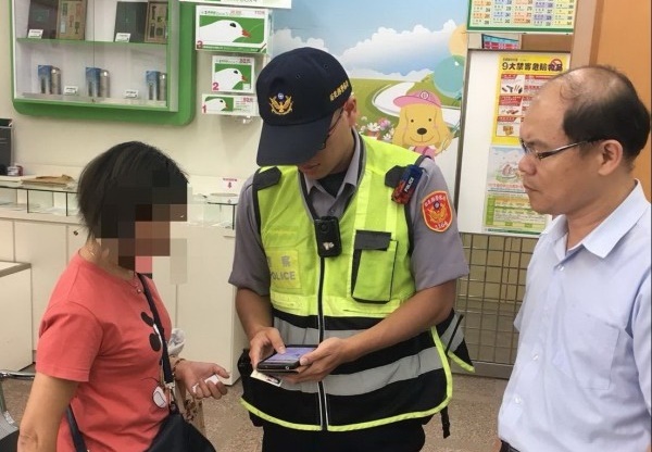 警方查看許女（左）手機LINE聊天紀錄，都是甜言蜜語。