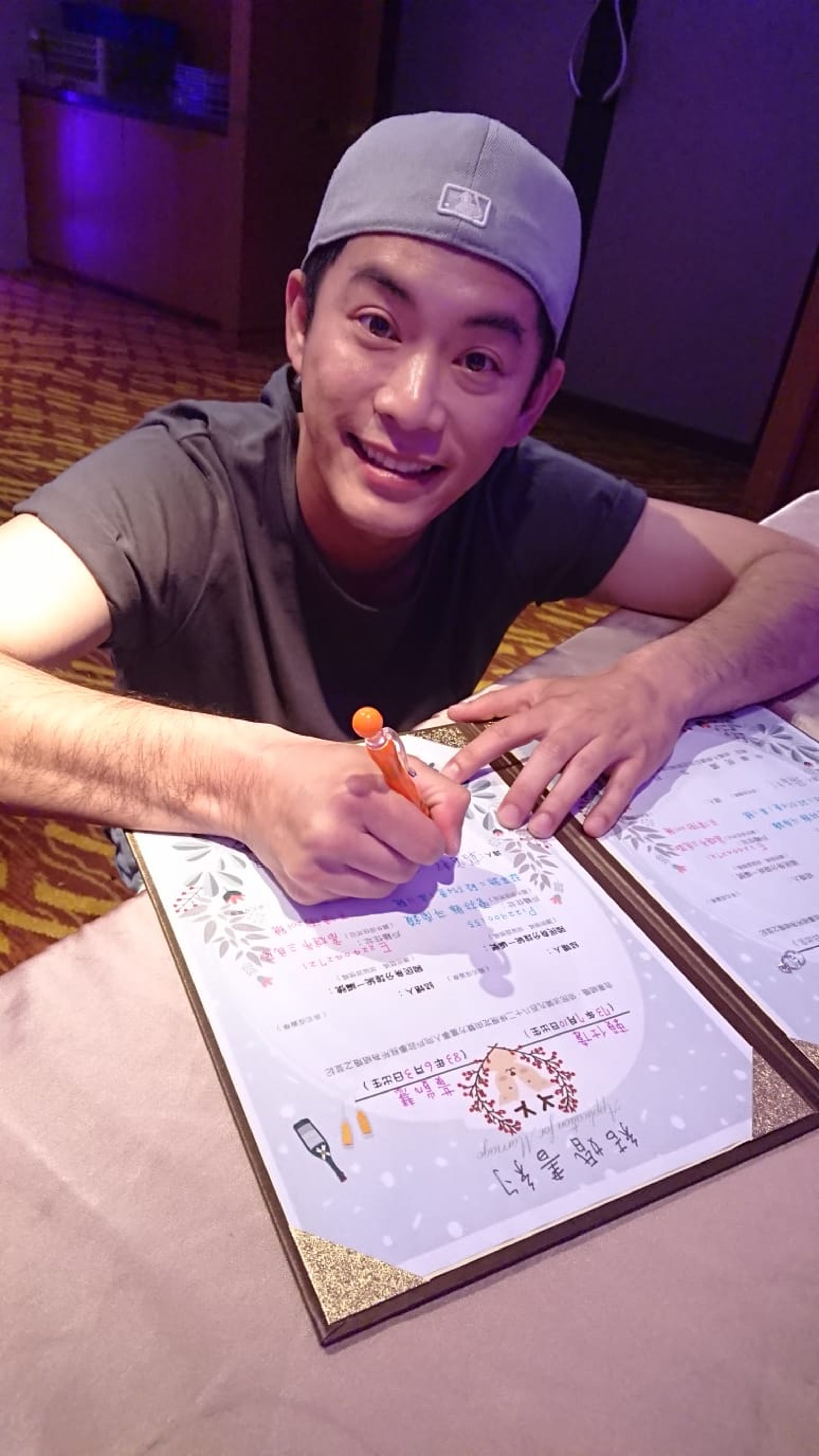 韓宜邦和劇組工作人員建立好交情，甚至助陣擔任證婚人。（艾迪昇提供）