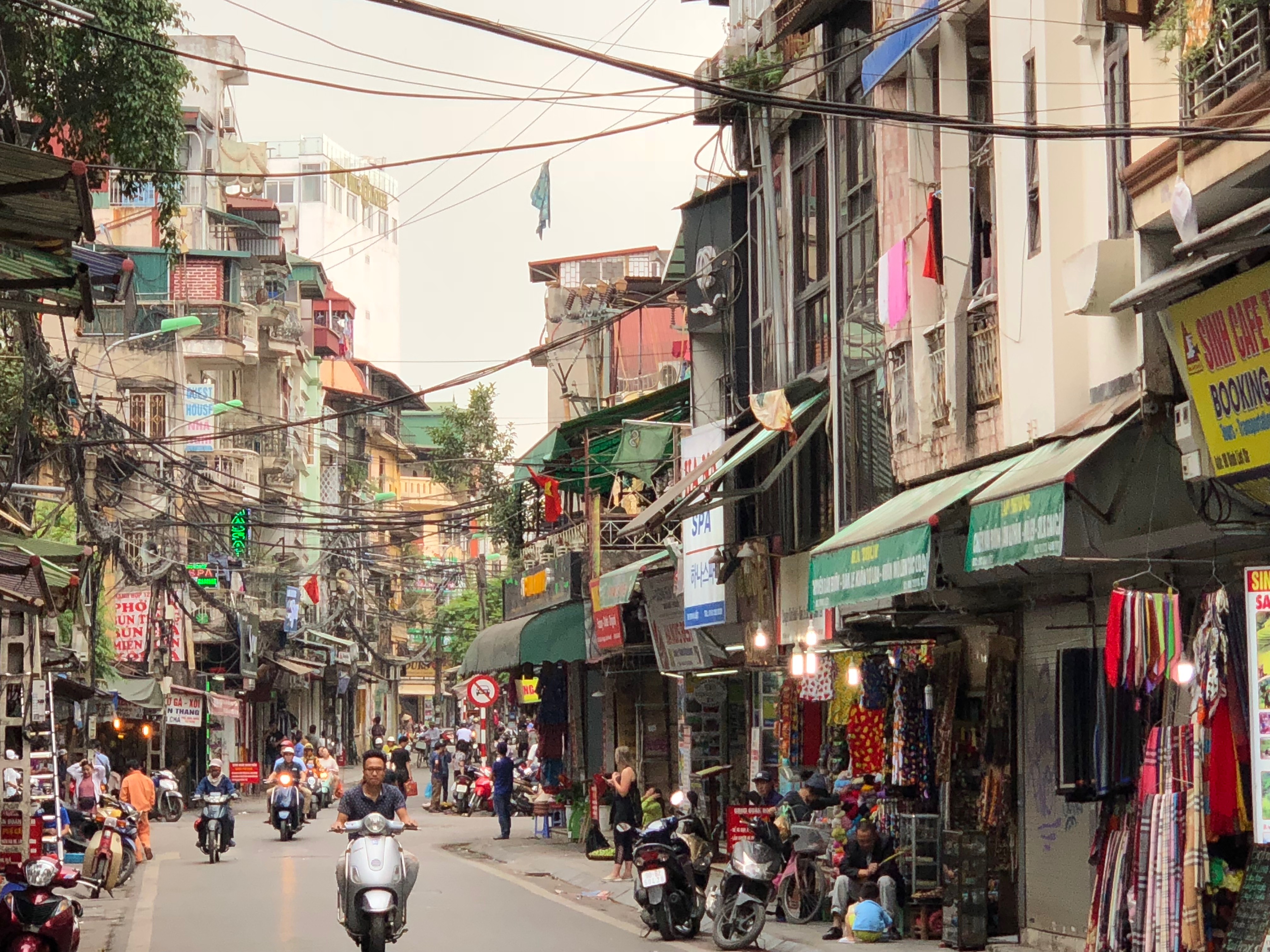越南河內的街道，看起來雜亂，卻自有其章法。