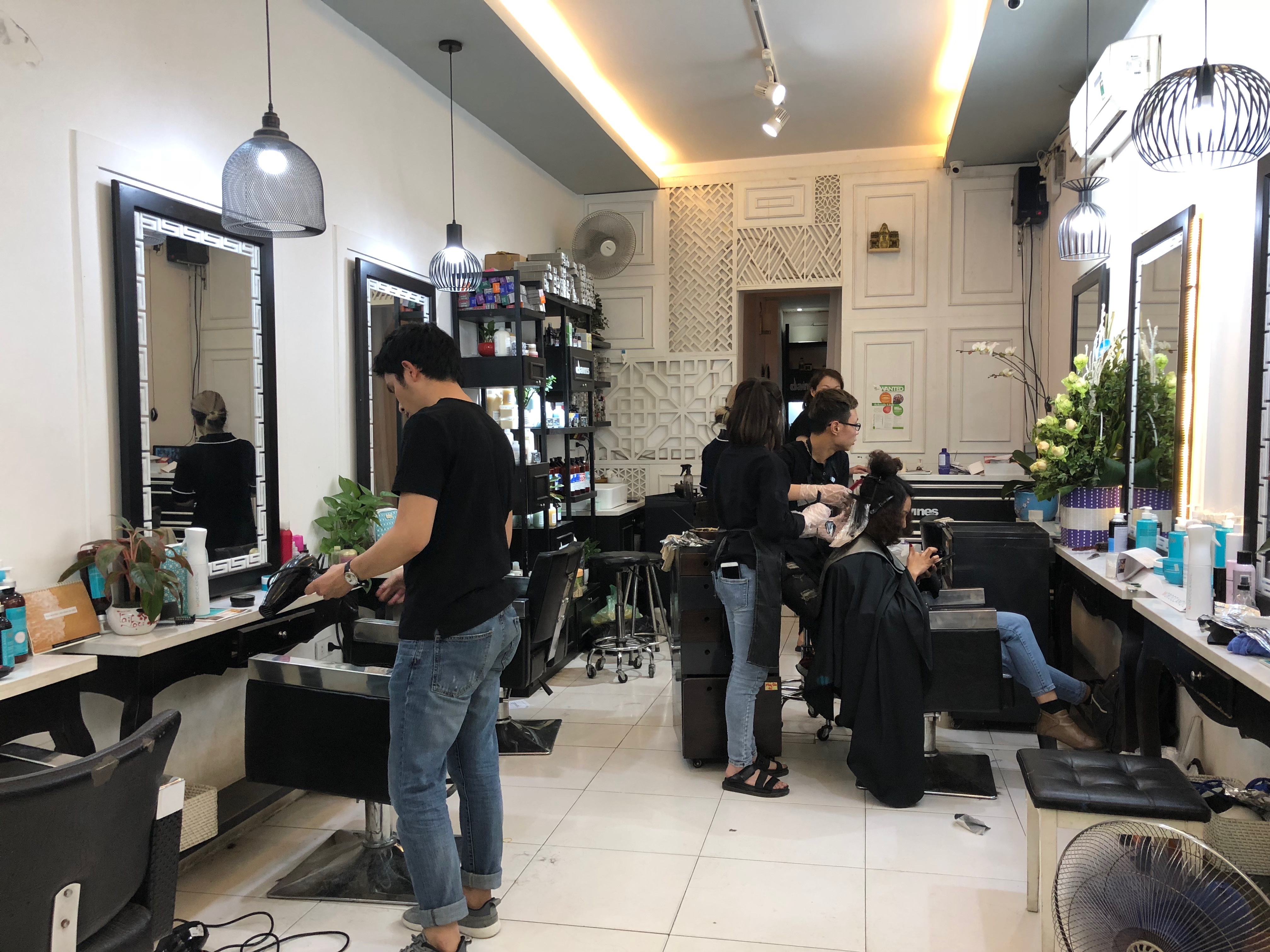 看起來新派時尚的理髮店，價格便宜到出乎意料。