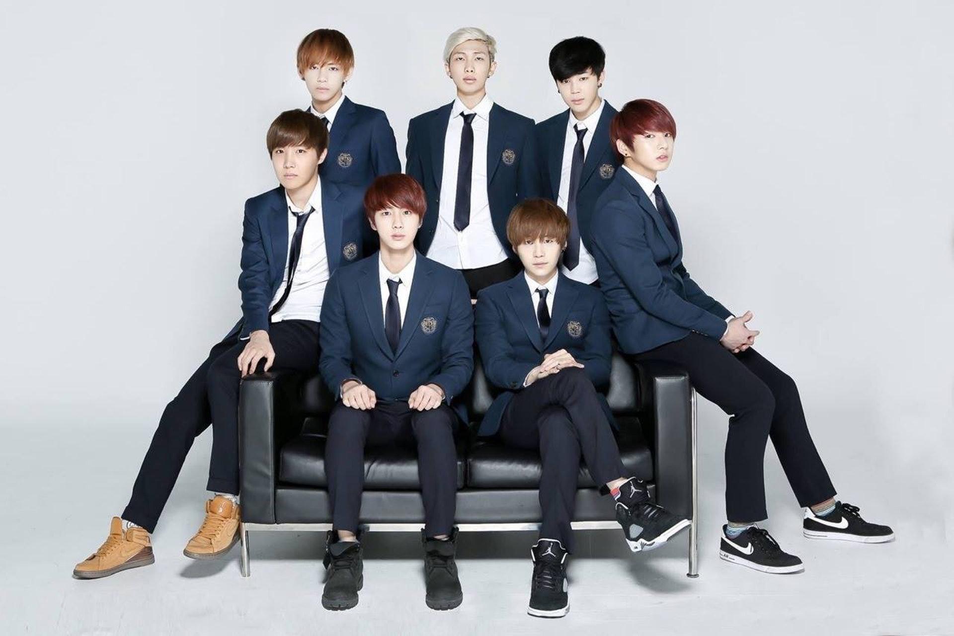 BTS防彈少年團2012年出道,這張2013年出道周年團體照,相比今日世界彈霸氣,顯得超級青澀。(網路圖片)