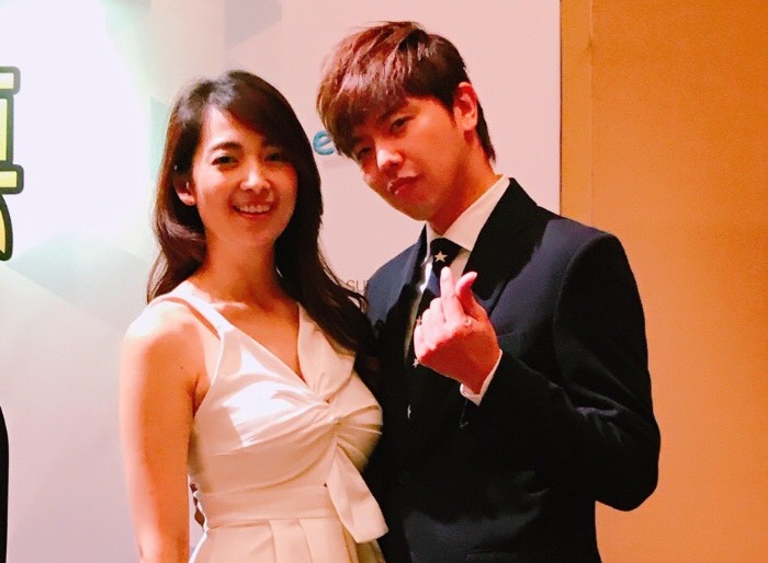 阿喜（左）接演新加坡電影《超磅名模》，今與男主角黃鴻升（右）一起亮相。（天晴音樂提供）