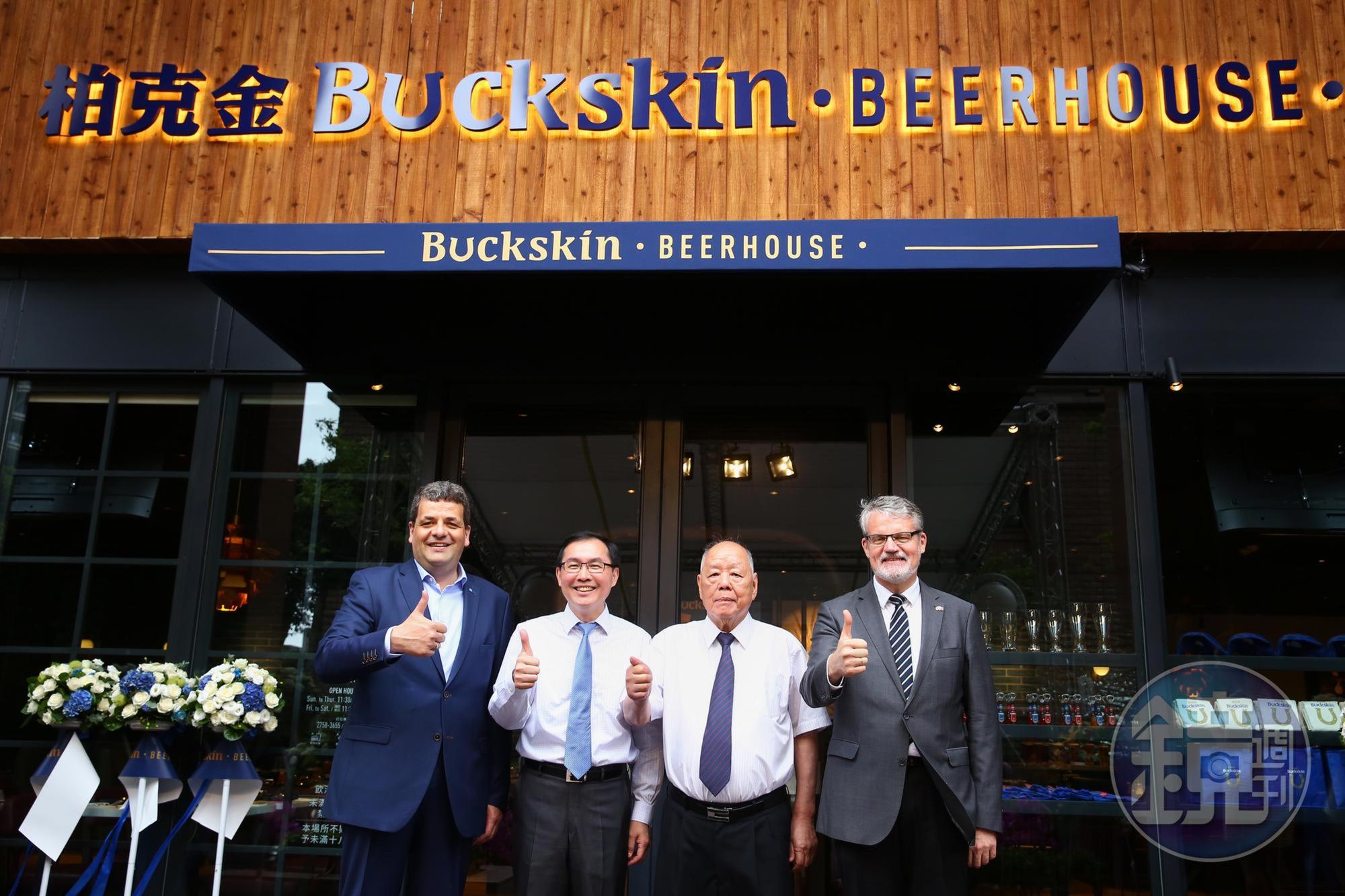 金車集團位於信義區的第一間BUCKSKIN BEERHOUSE柏克金啤酒餐廳明正式開幕營運，董事長李添財(右2)與總經理李玉鼎(左2)今邀外賓出席剪綵儀式。