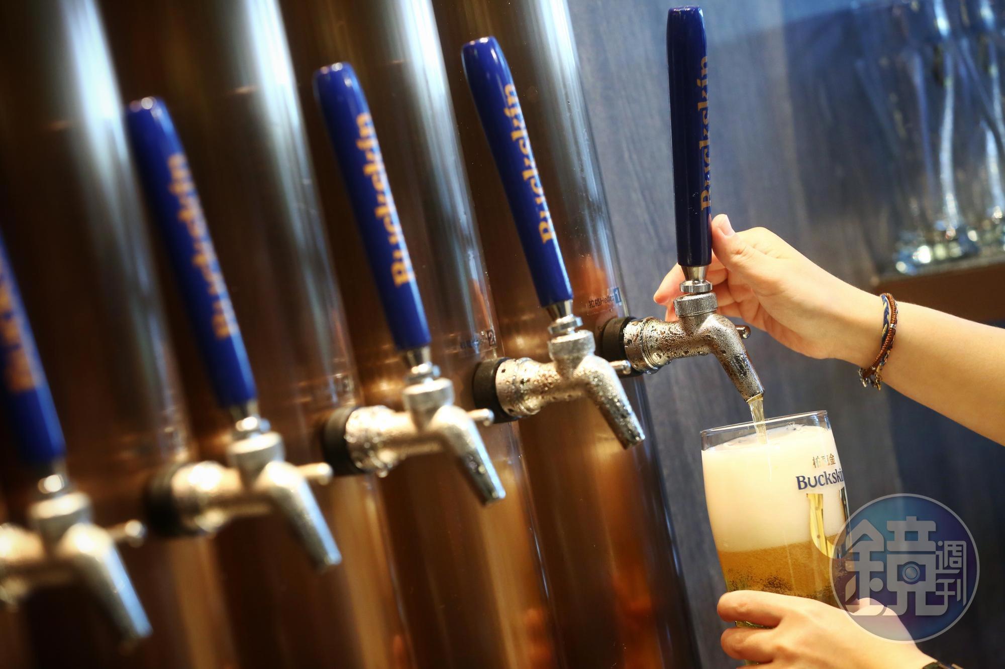BUCKSKIN BEERHOUSE柏克金啤酒餐廳可喝到12款在地鮮釀正統德式啤酒。