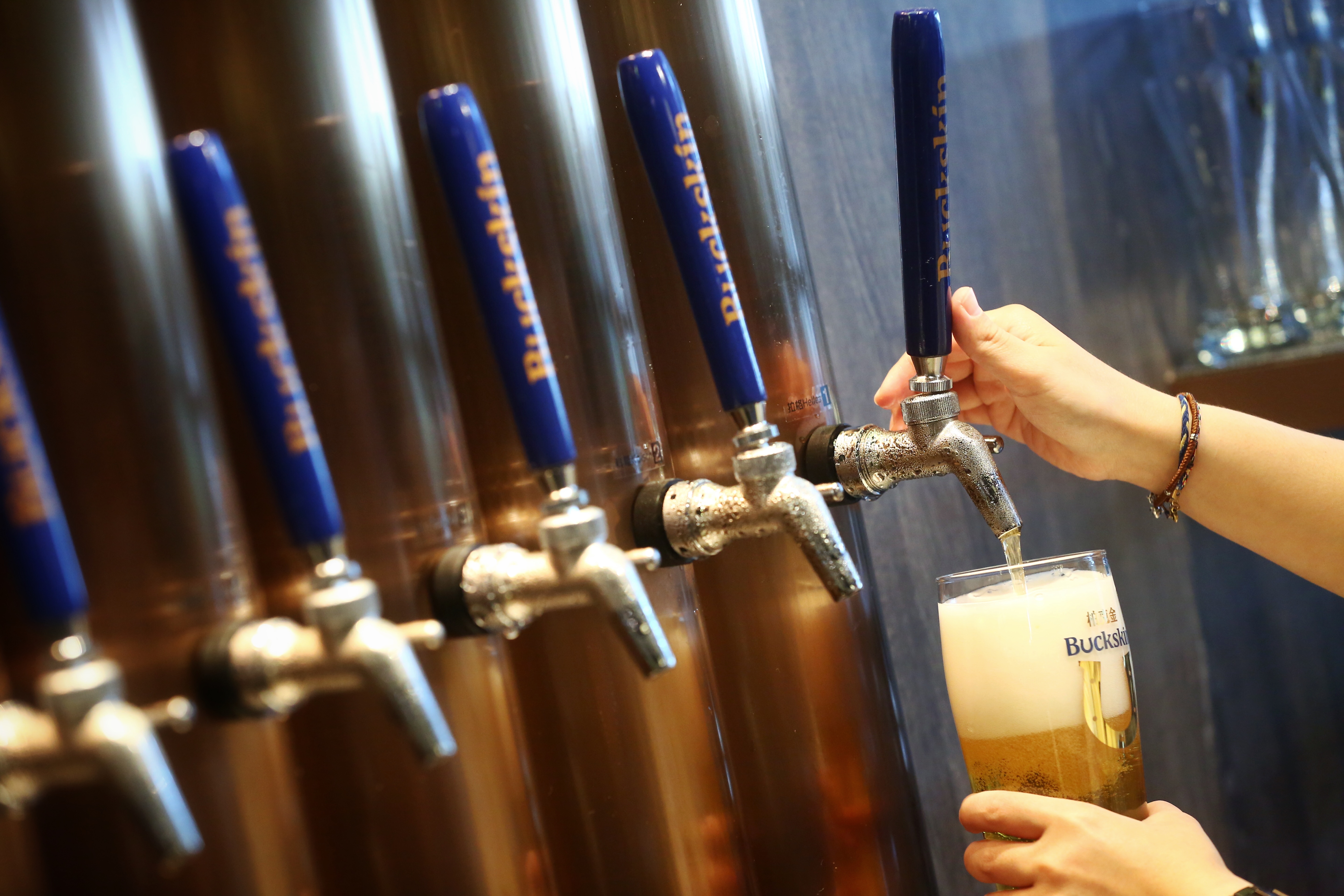 BUCKSKIN BEERHOUSE柏克金啤酒餐廳可喝到12款在地鮮釀正統德式啤酒。