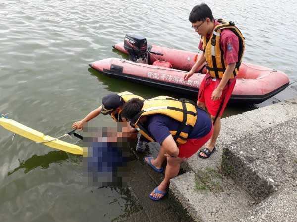 宜蘭冬山河飄「塑膠套頭屍」，由於浮屍呈俯臥姿勢一度被辨識為男性，由於塑膠袋套頭被懷疑為死因不單純。（翻攝畫面）