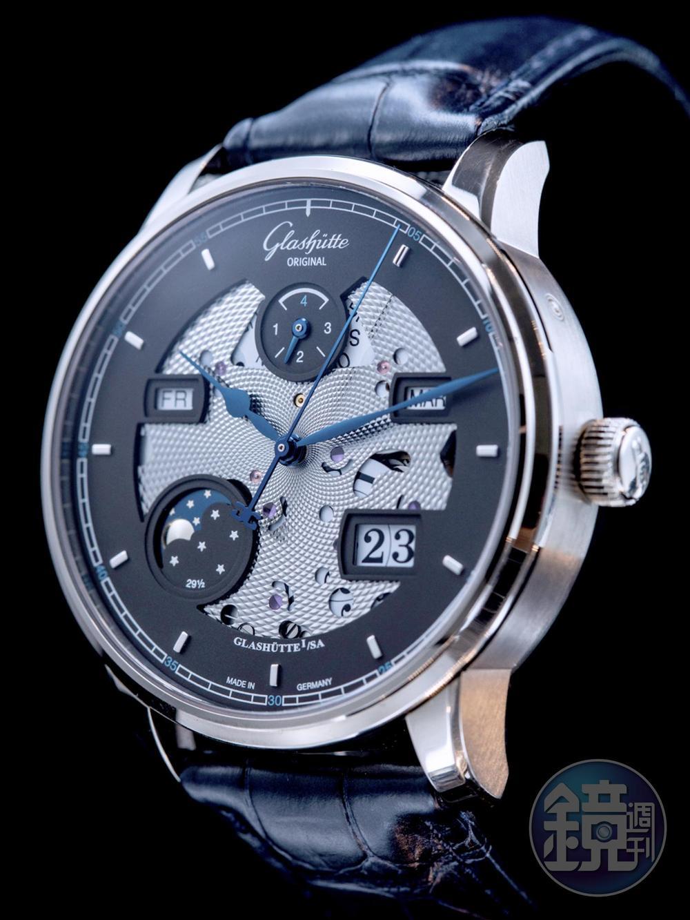 《Senator Excellence Perpetual Calendar》這也是該系列首次採用18K白金為錶殼材質,相較於以往有點「老氣」的傳統風格,這款腕錶更顯年輕與洗煉,瞄準新富階級的意圖十分明顯。功能:時間顯示;萬年曆/機芯:自動上鍊機芯/建議售價:約NT$1,351,000(限量100只)