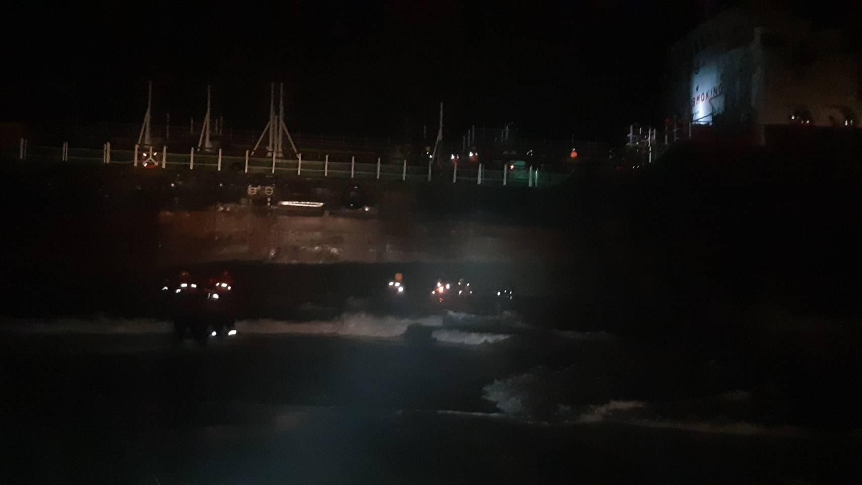 因為鋒面過境導致強風豪雨,斐濟籍WINNER 19擱淺在高雄港旁沙灘上,海巡搶救受困船員。(海巡提供)