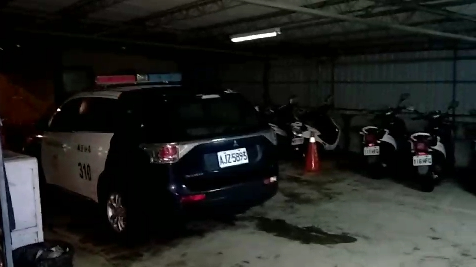 許警官約晚間8點下班後並未將槍繳回，獨自走到派出所後方停車場舉槍自盡。（警方提供）