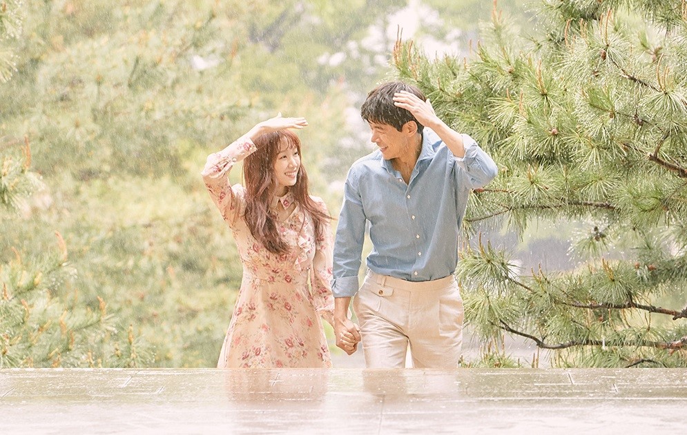 包裹輕奇幻元素的愛情劇《想停止的瞬間：About Time》，找來外型極登對的李相侖（右）、李聖經主演。（KKTV提供）