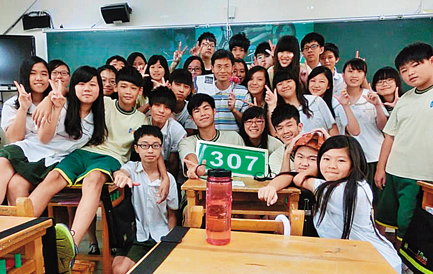 曾是國中理化科代課老師的周文偉,在13所學校流浪,靠拚命存股存到千萬元退休金。(周文偉提供)