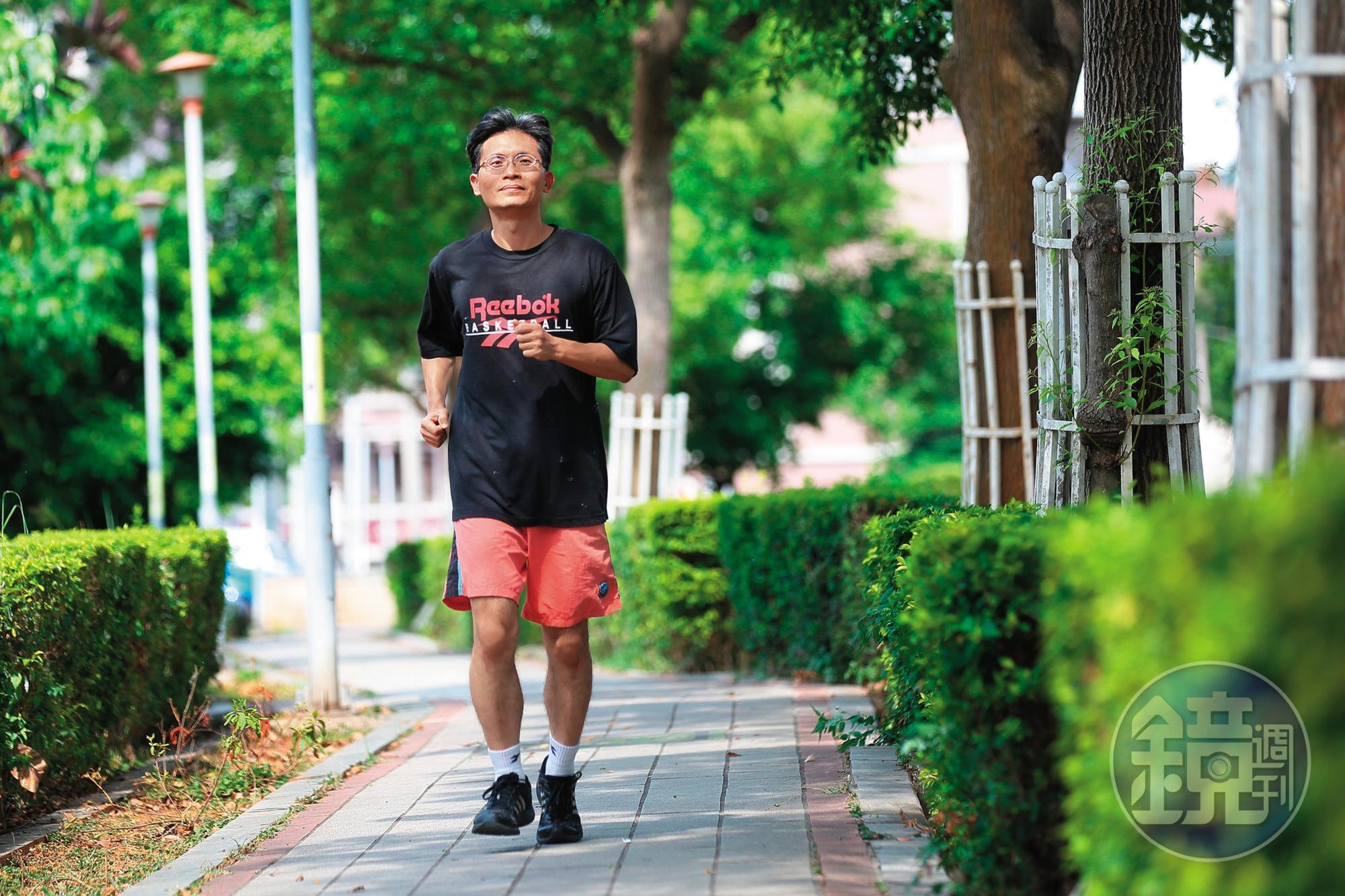周文偉每天長跑6、7千公尺,買股票也是長抱多年、幾乎只買不賣。