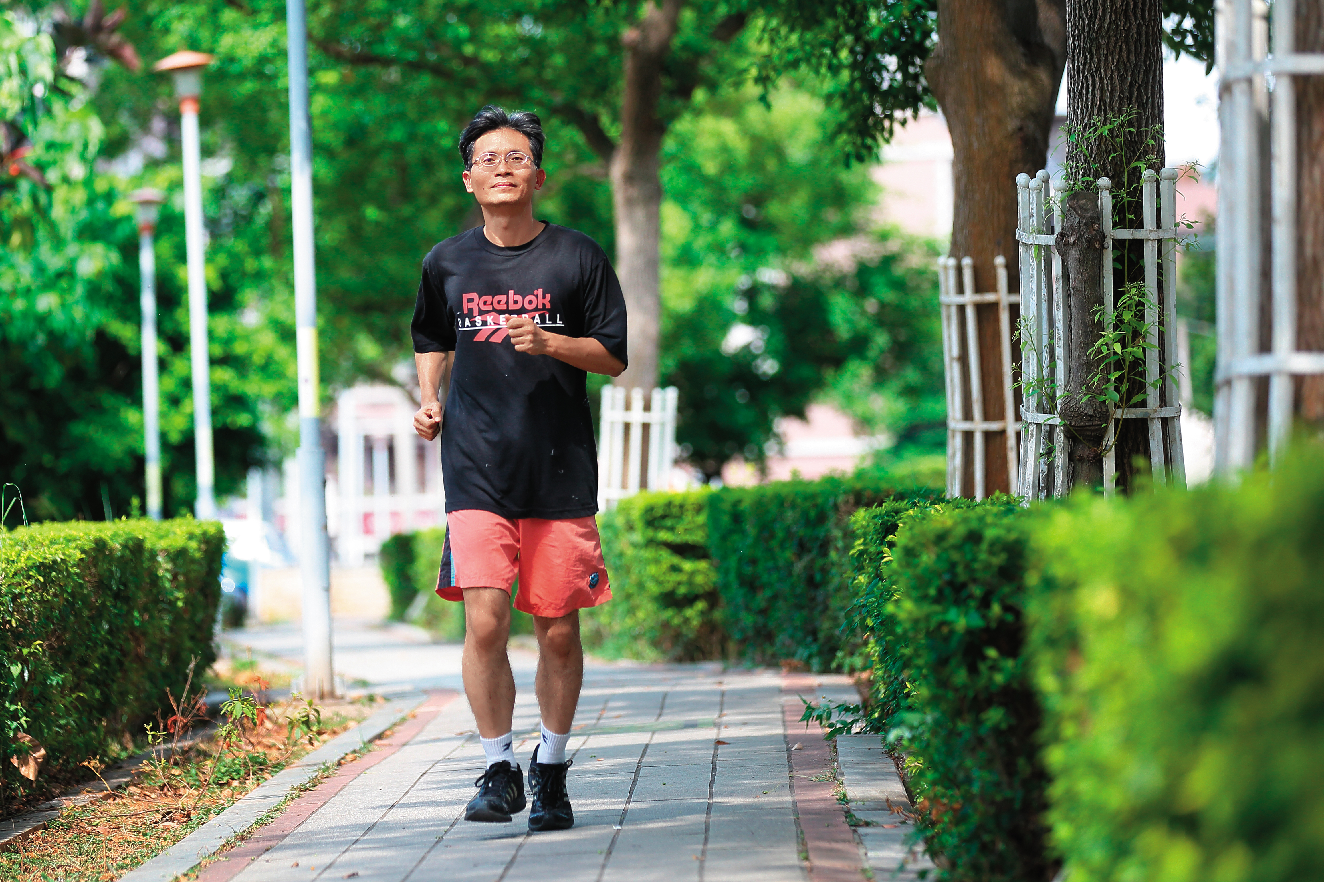 周文偉每天長跑6、7千公尺,買股票也是長抱多年、幾乎只買不賣。