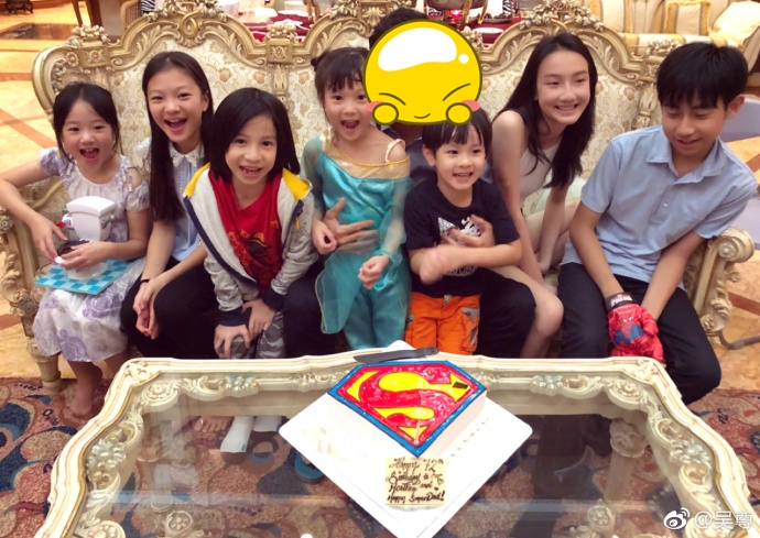 吳尊昨日為父親慶祝72歲生日，他在微博po出2張慶生合照，吳爸爸逆齡模樣，讓許多網友都驚訝了。（翻攝自吳尊微博）