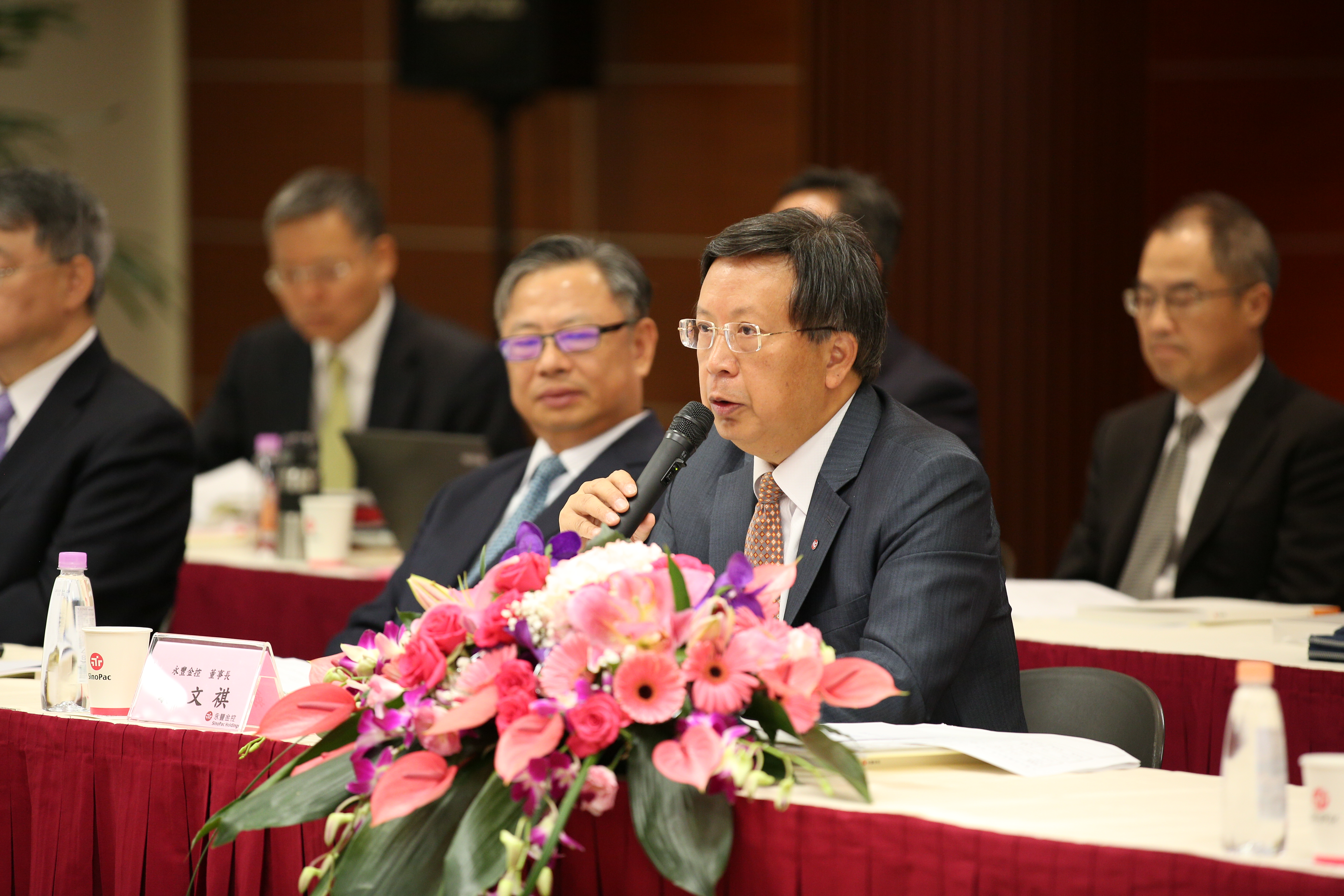 永豐金股東會新團隊首度上陣，面對小股東提問，翁文祺四兩撥千金。