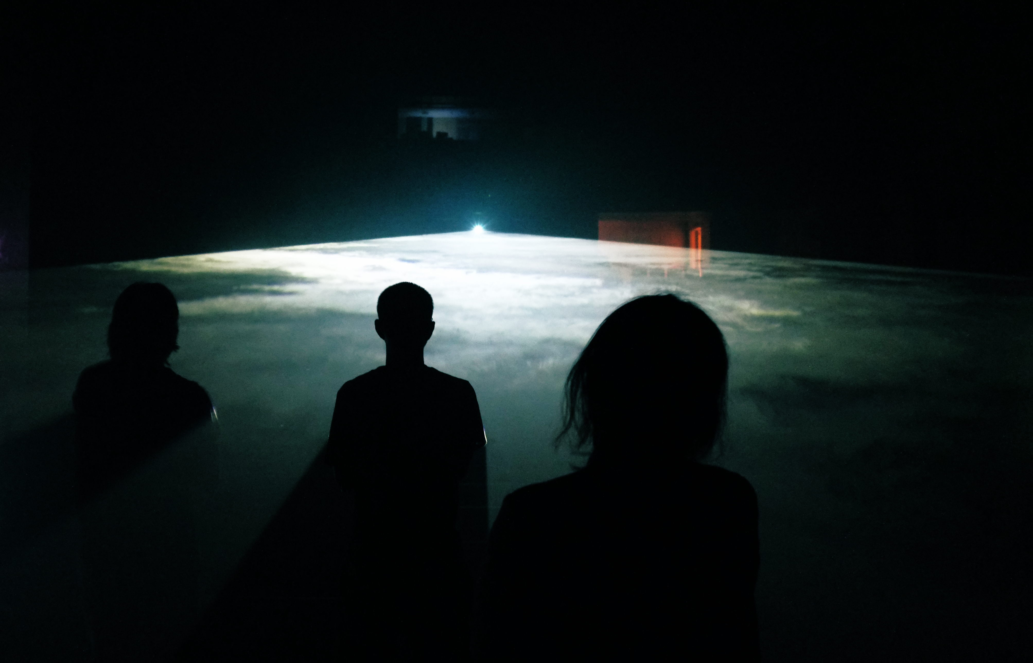 《熱室》形式上像一部現場演出的電影，觀眾在聲音、錄像、燈光和煙霧的交互作用下，像做了一場夢。（kickthemachinefilms提供）