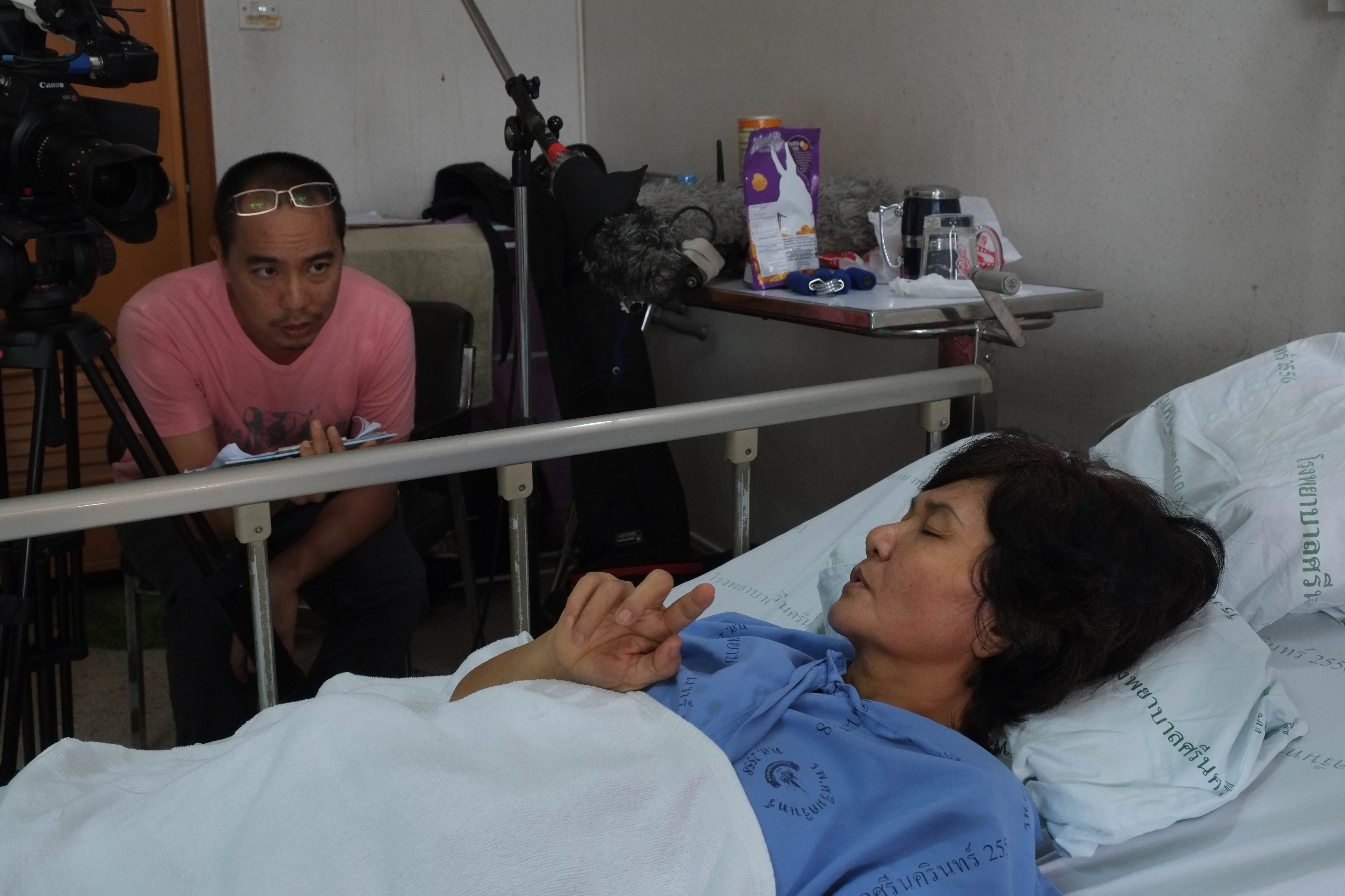 阿比查邦（左）建議有心從事電影工作的年輕人多讀書，最好能戒掉臉書。（kickthemachinefilms提供）