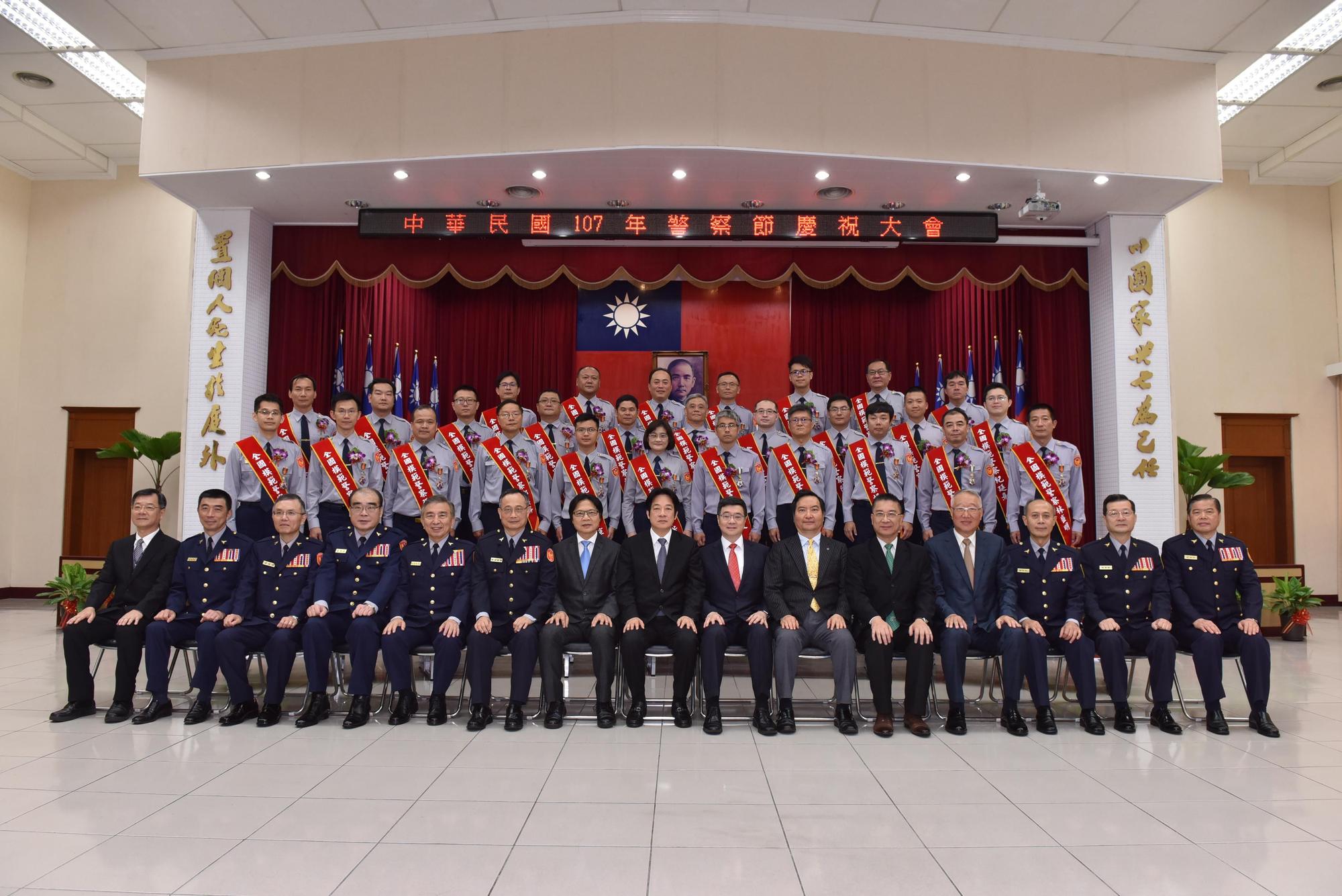 行政院長賴清德與全國模範警察合影。(警政署提供)